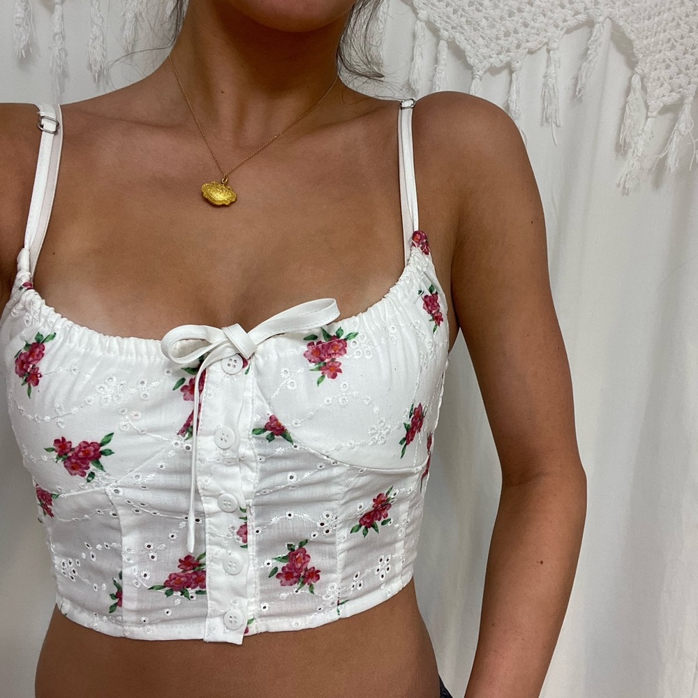 XS. More to Come crop top. “Marie Embroidered Cami Top in White Floral”